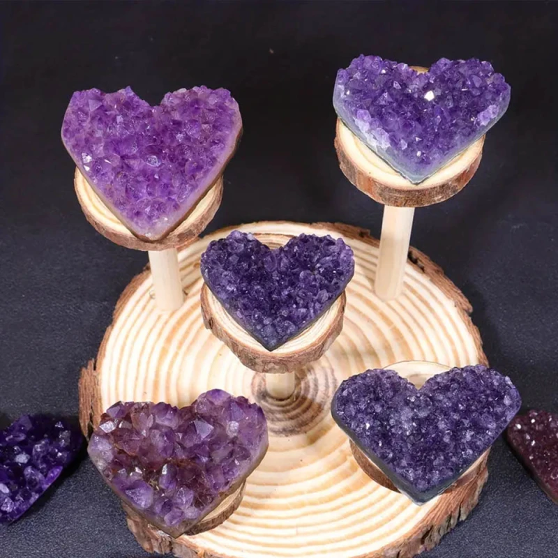 The natural purple heart-shaped crystal ornament is regarded as the "guardian stone of love". It can enhance wisdom, attract wealth, stabilize emotions and elevate one's spirituality.