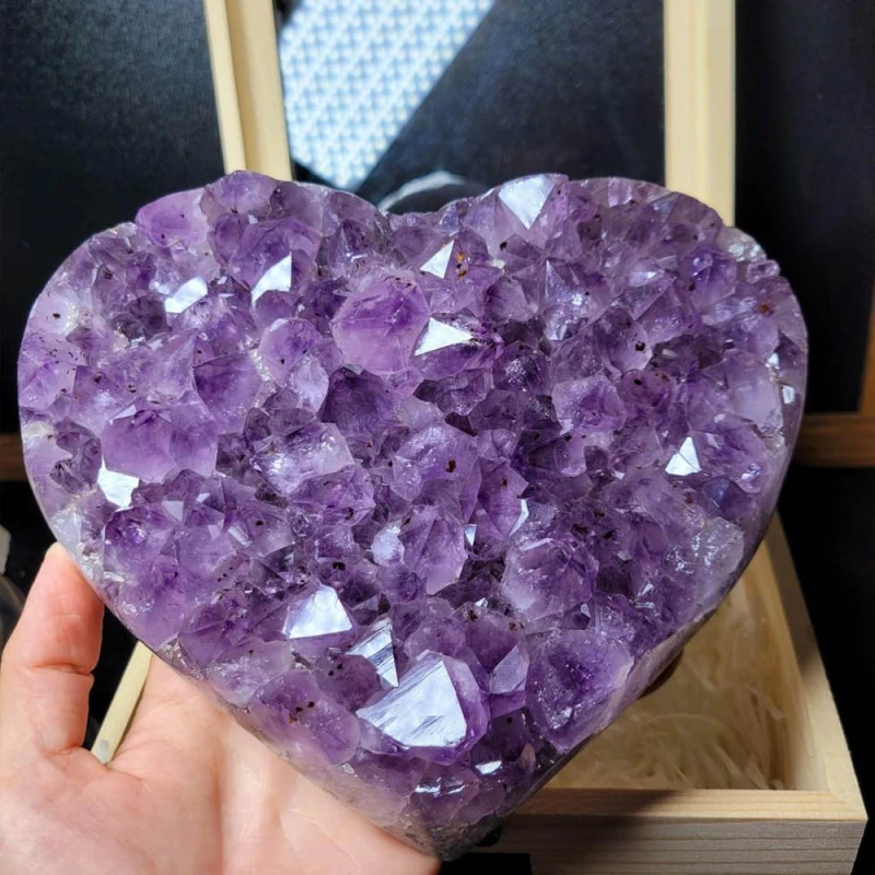 The natural purple heart-shaped crystal ornament is regarded as the "guardian stone of love". It can enhance wisdom, attract wealth, stabilize emotions and elevate one's spirituality.