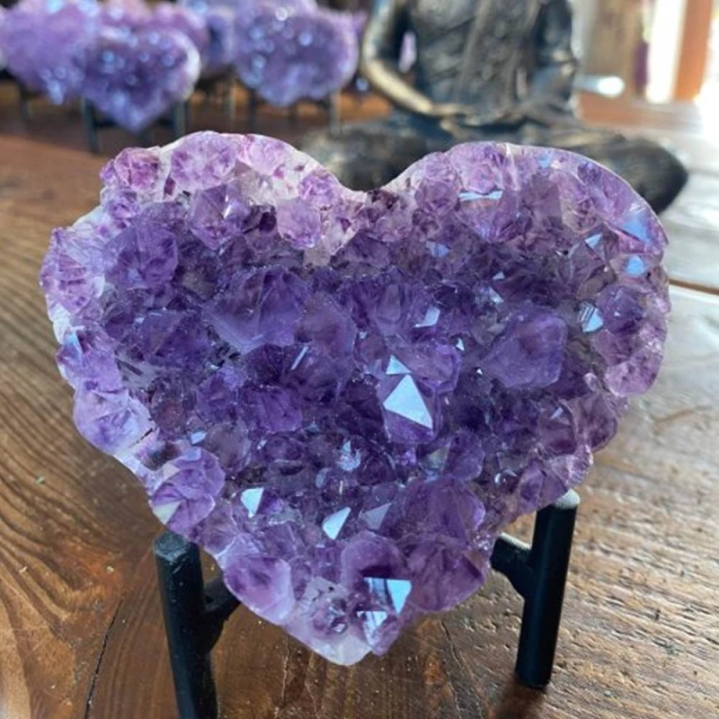 The natural purple heart-shaped crystal ornament is regarded as the "guardian stone of love". It can enhance wisdom, attract wealth, stabilize emotions and elevate one's spirituality.
