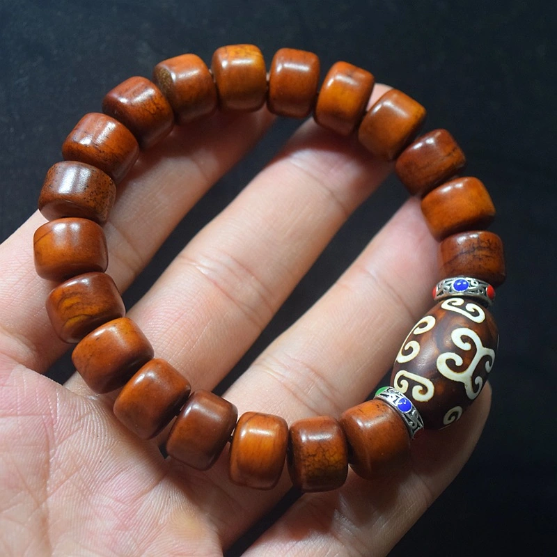 This bead bracelet is made from yak bones and comes from Tibet. It can bring you energy, drive away the bad things, fill you with positive energy, enhance your luck and make your heart calm.