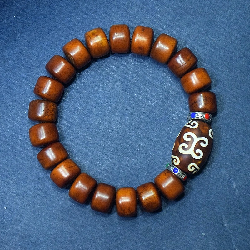 This bead bracelet is made from yak bones and comes from Tibet. It can bring you energy, drive away the bad things, fill you with positive energy, enhance your luck and make your heart calm.
