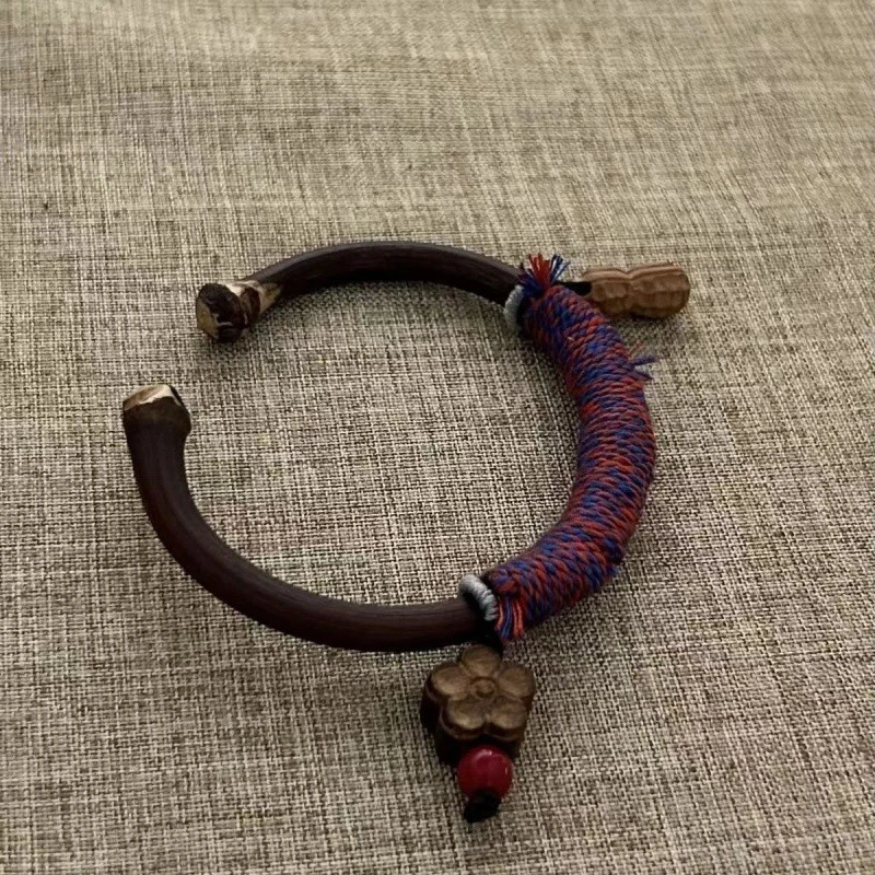 Handmade Spatholobus suberectus bracelets, coming from Tibet. They can ward off evil spirits, bring good luck, boost energy, and also bring health and wealth.