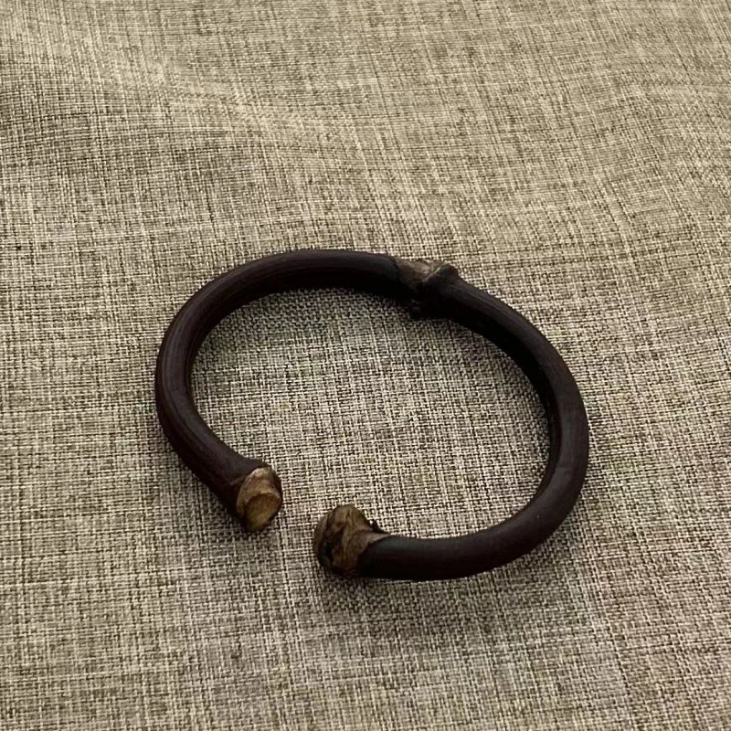 Handmade Spatholobus suberectus bracelets, coming from Tibet. They can ward off evil spirits, bring good luck, boost energy, and also bring health and wealth.