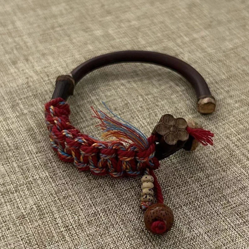 Handmade Spatholobus suberectus bracelets, coming from Tibet. They can ward off evil spirits, bring good luck, boost energy, and also bring health and wealth.