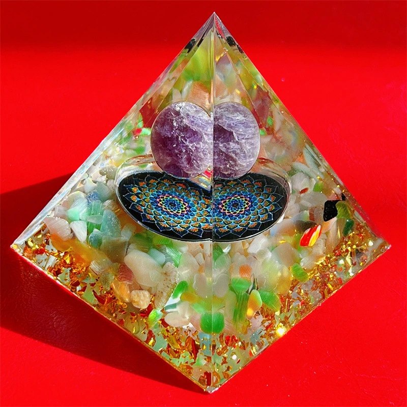 Natural crystal pyramid ornaments can connect with mysterious forces, gather the surrounding natural energy, attract wealth and bring prosperity.