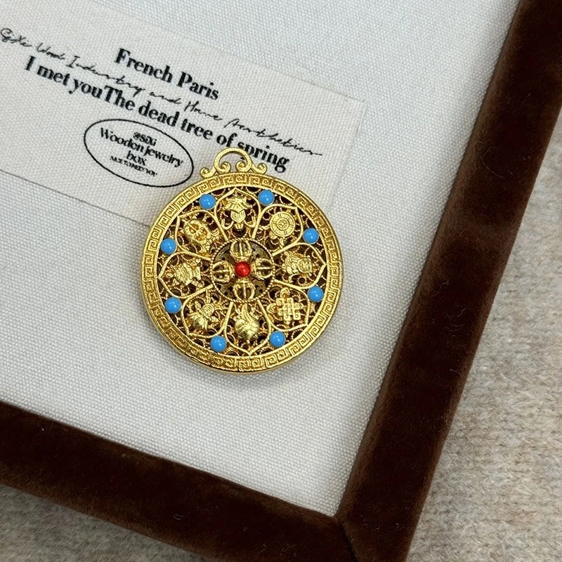 The turquoise necklaces from Tibet can safeguard the soul and bring good luck. They are also symbols of love and power.