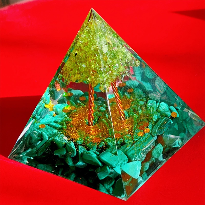 Natural crystal pyramid ornaments can connect with mysterious forces, gather the surrounding natural energy, attract wealth and bring prosperity.