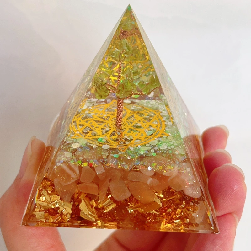 Natural crystal pyramid ornaments can connect with mysterious forces, gather the surrounding natural energy, attract wealth and bring prosperity.