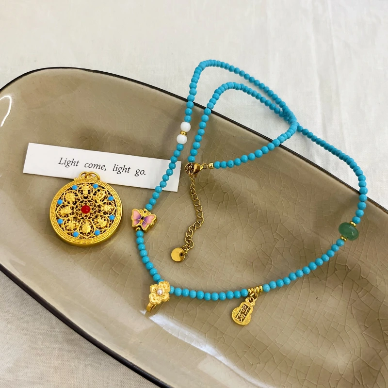 The turquoise necklaces from Tibet can safeguard the soul and bring good luck. They are also symbols of love and power.