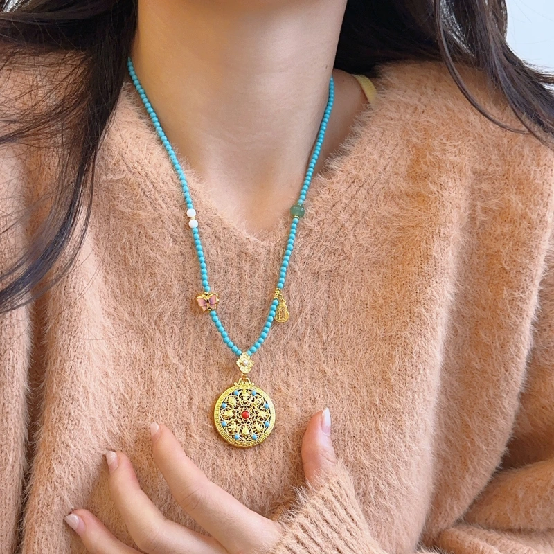 The turquoise necklaces from Tibet can safeguard the soul and bring good luck. They are also symbols of love and power.