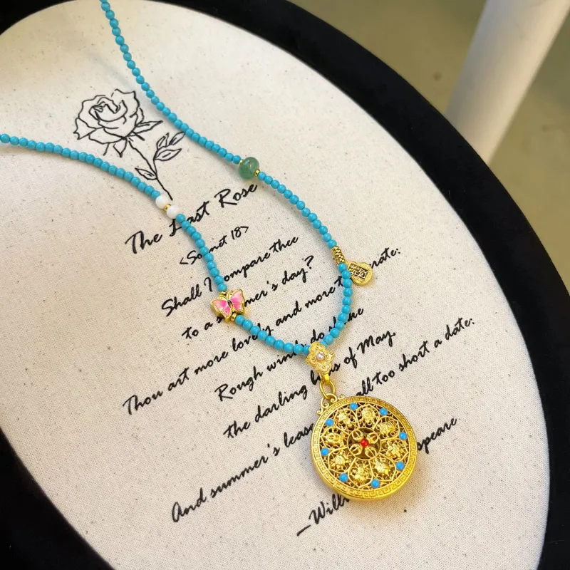 The turquoise necklaces from Tibet can safeguard the soul and bring good luck. They are also symbols of love and power.