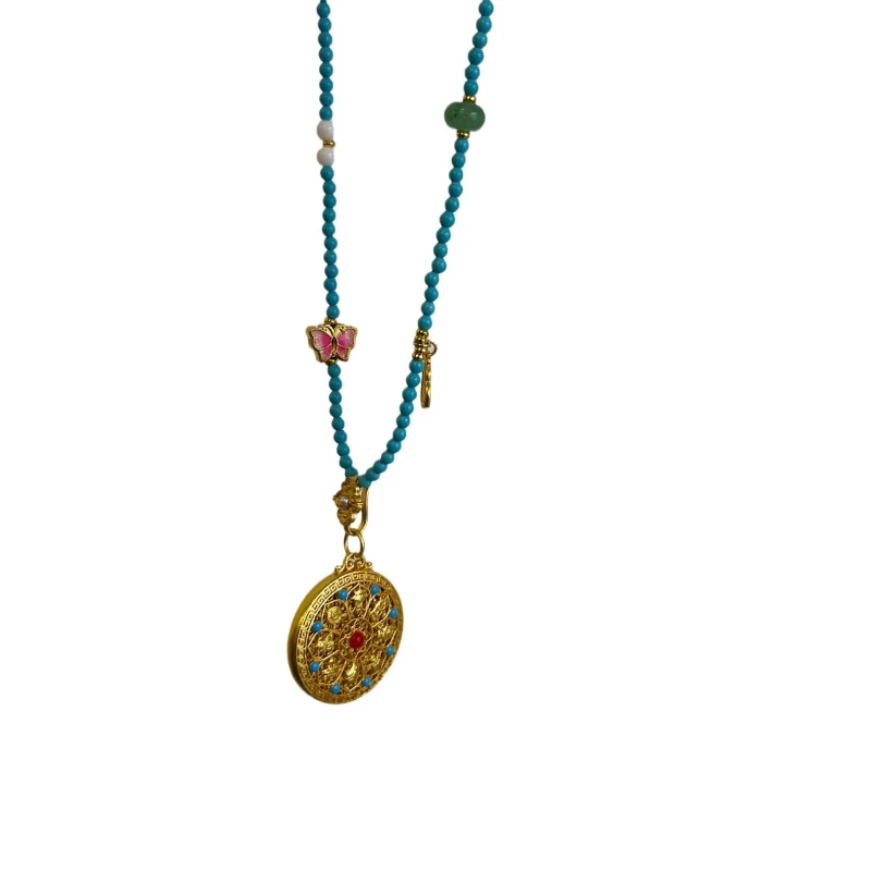 The turquoise necklaces from Tibet can safeguard the soul and bring good luck. They are also symbols of love and power.