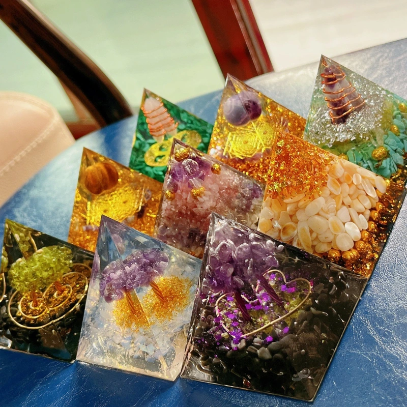 Natural crystal pyramid ornaments can connect with mysterious forces, gather the surrounding natural energy, attract wealth and bring prosperity.
