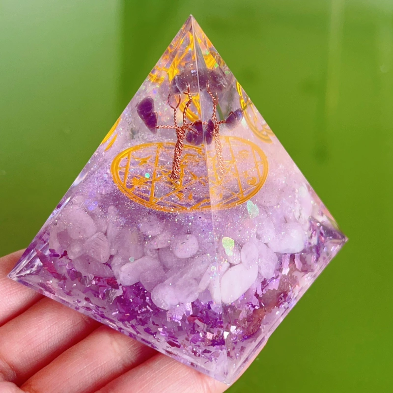 Natural crystal pyramid ornaments can connect with mysterious forces, gather the surrounding natural energy, attract wealth and bring prosperity.