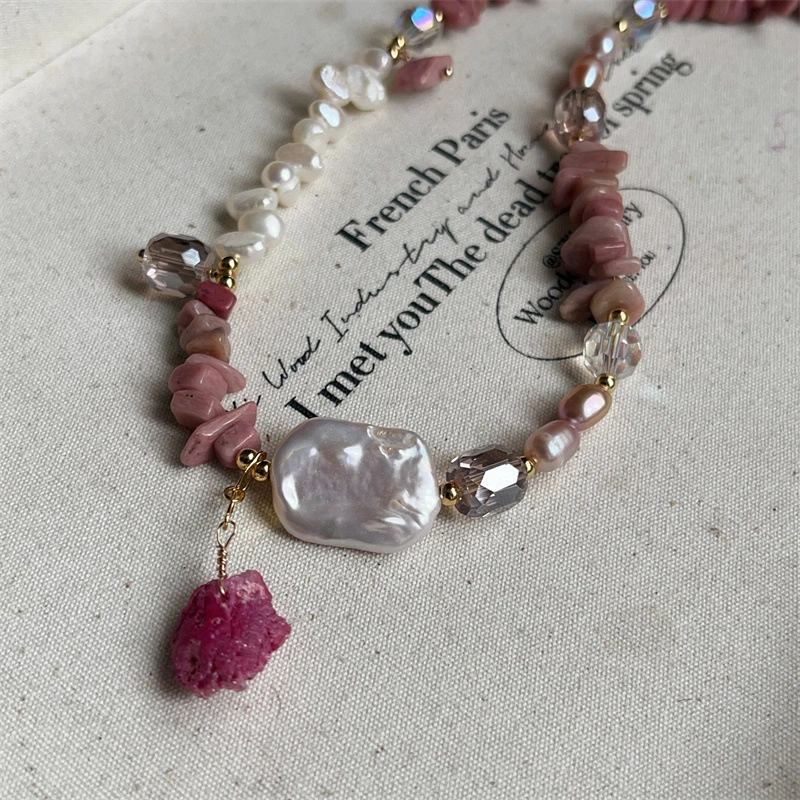 The natural rhodonite raw stones can bring love, stabilize emotions and enhance interpersonal relationships.