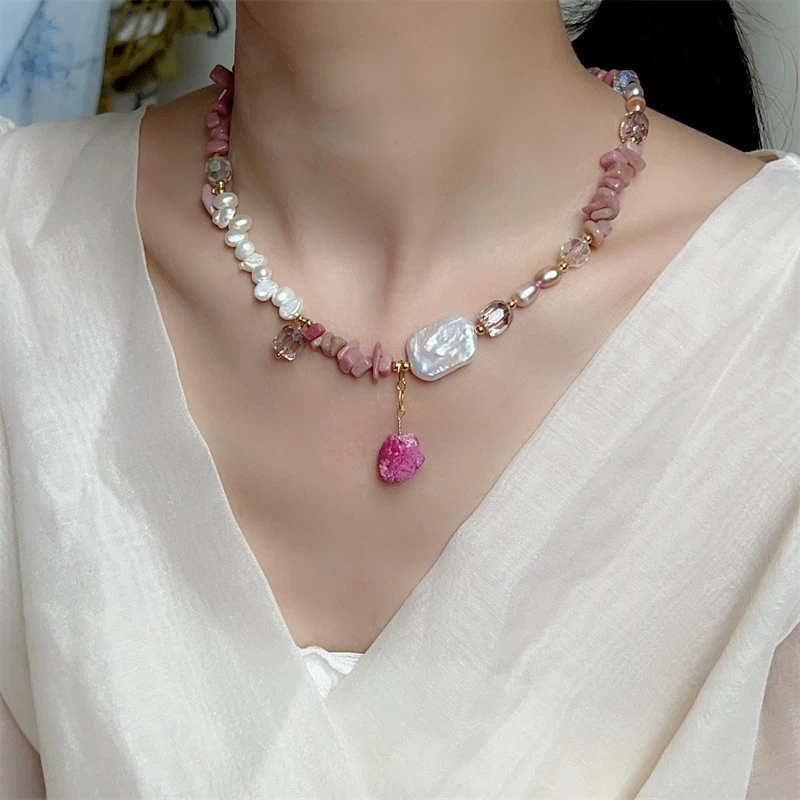 The natural rhodonite raw stones can bring love, stabilize emotions and enhance interpersonal relationships.