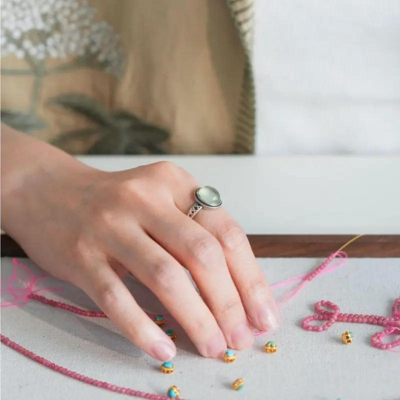 The natural rhodonite raw stones can bring love, stabilize emotions and enhance interpersonal relationships.