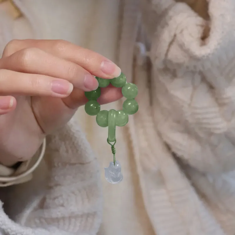 The natural raw stone bead string in the shape of a little fox can attract love 。Increase energy. It's the top choice for sales.