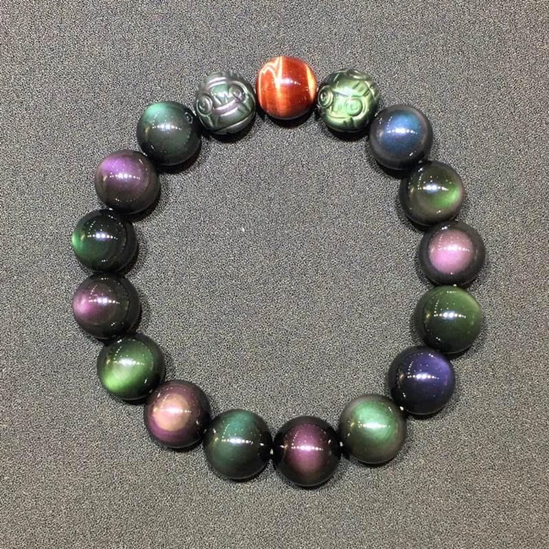 The natural obsidian, rainbow-colored cat's eye, and pixiu crystal bead bracelet have the implications of attracting wealth and treasures, enhancing fortune, promoting interpersonal relationships and safeguarding health.