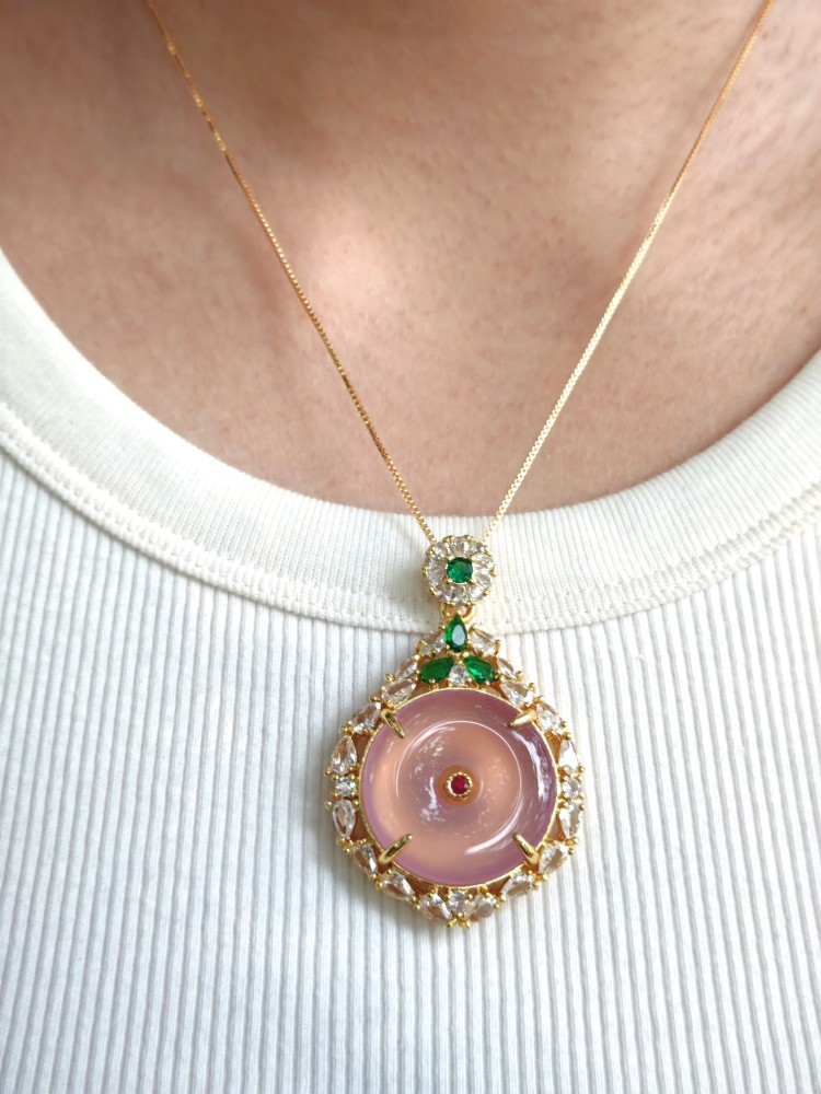 镶嵌粉玉髓黄金吊坠