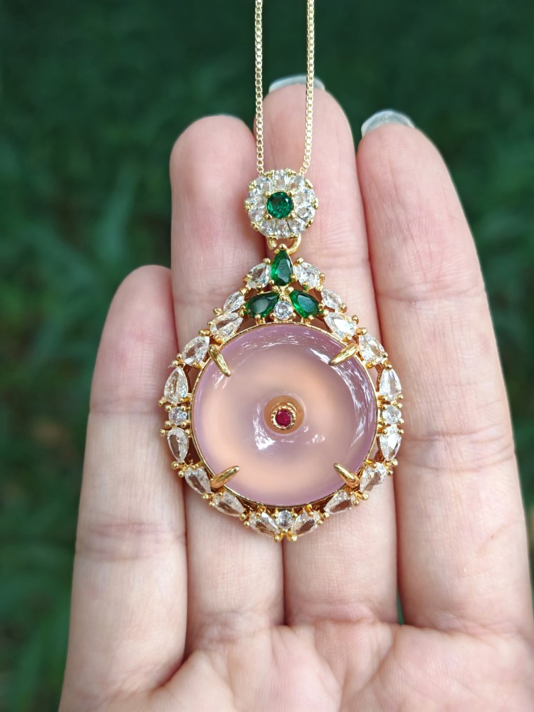 镶嵌粉玉髓黄金吊坠