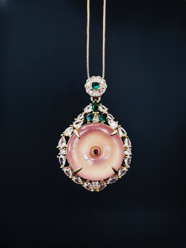 镶嵌粉玉髓黄金吊坠