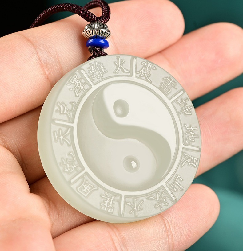和田玉太极八卦玉吊坠