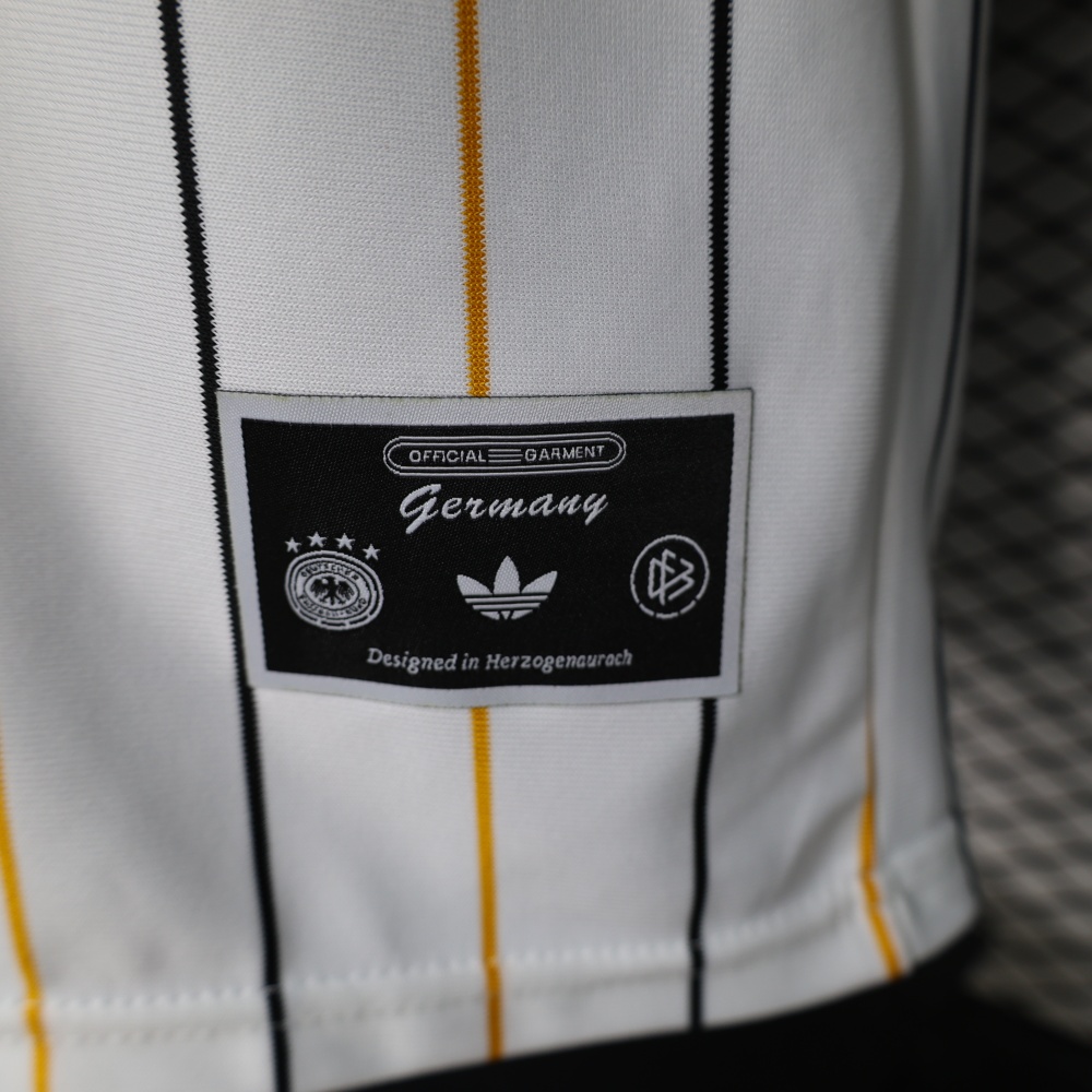2026/27 Newcastle Retro Casual Short Sleeve Player Version Football Jersey