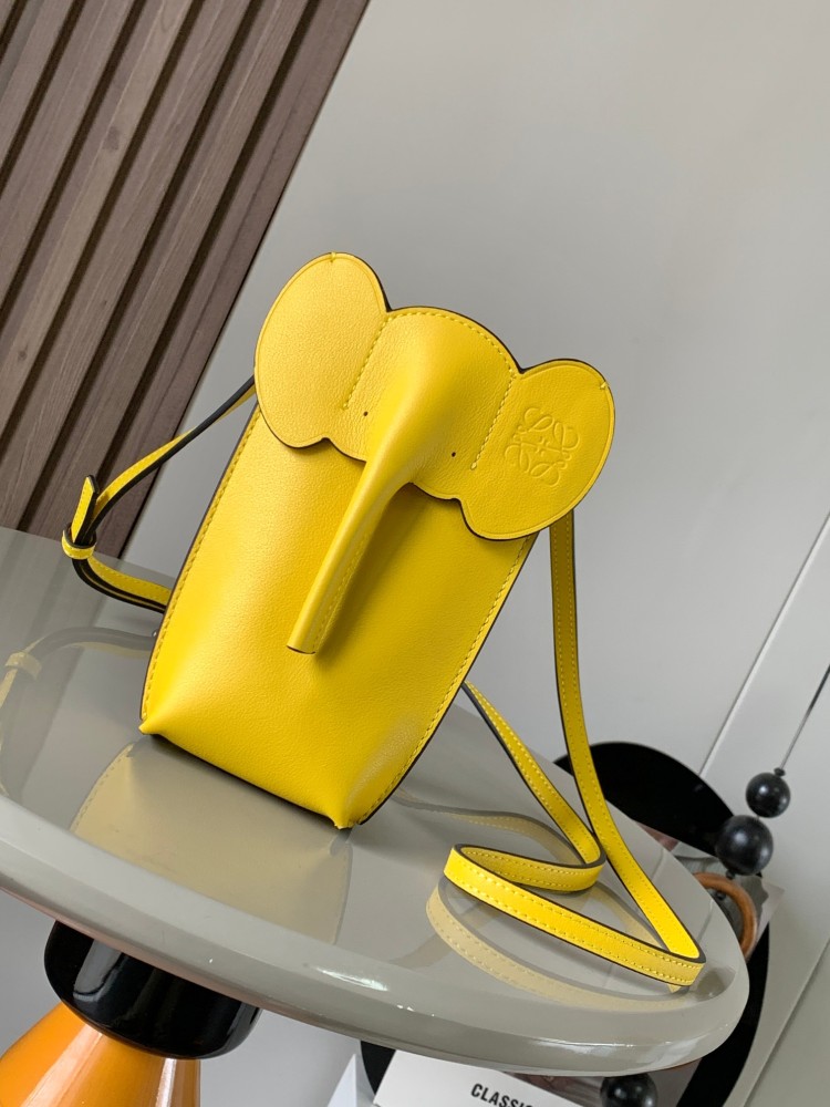 Classic Cowhide Small Elephant Pouch Small Elephant Shaped Pouch with a Sense of Design