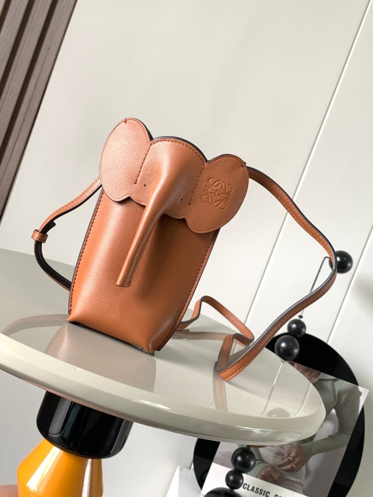 Classic Cowhide Small Elephant Pouch Small Elephant Shaped Pouch with a Sense of Design