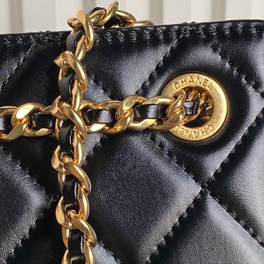 The innovative design of this handbag