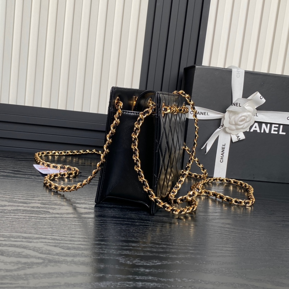 The innovative design of this handbag
