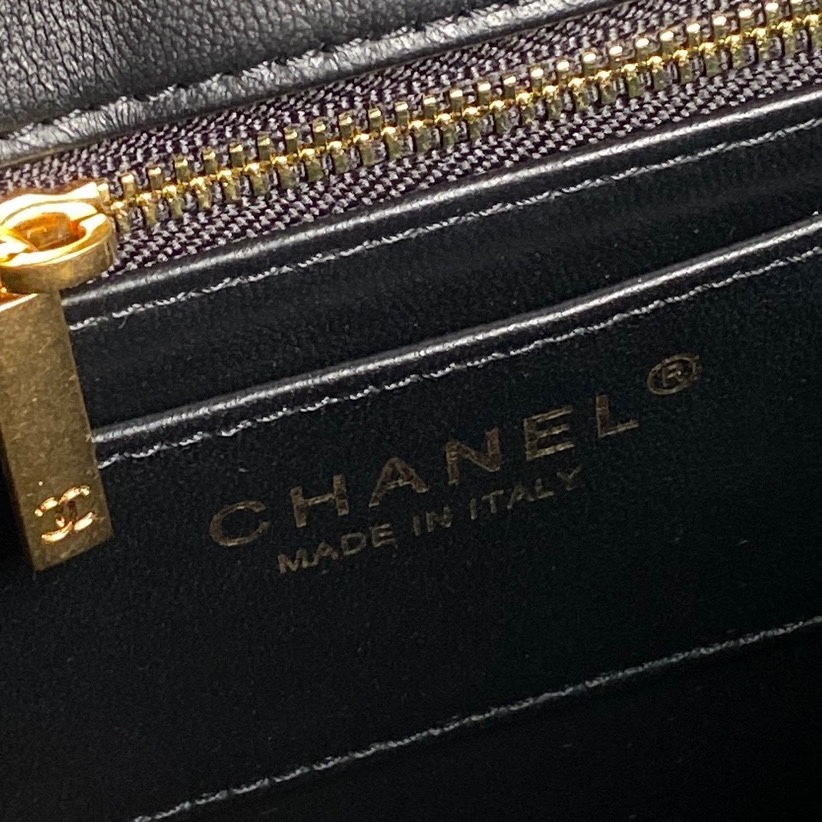 The innovative design of this handbag