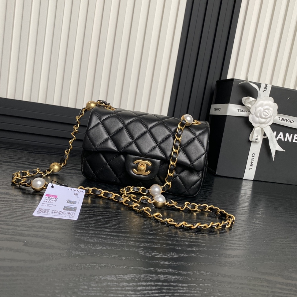 Chane1 24B Autumn/Winter AS4947 Pearls are full of ambience, lambskin and gold metal.