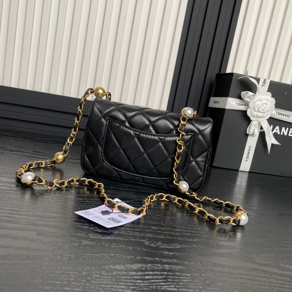 Chane1 24B Autumn/Winter AS4947 Pearls are full of ambience, lambskin and gold metal.
