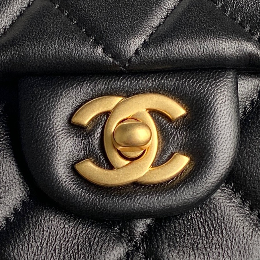 Chane1 24B Autumn/Winter AS4947 Pearls are full of ambience, lambskin and gold metal.