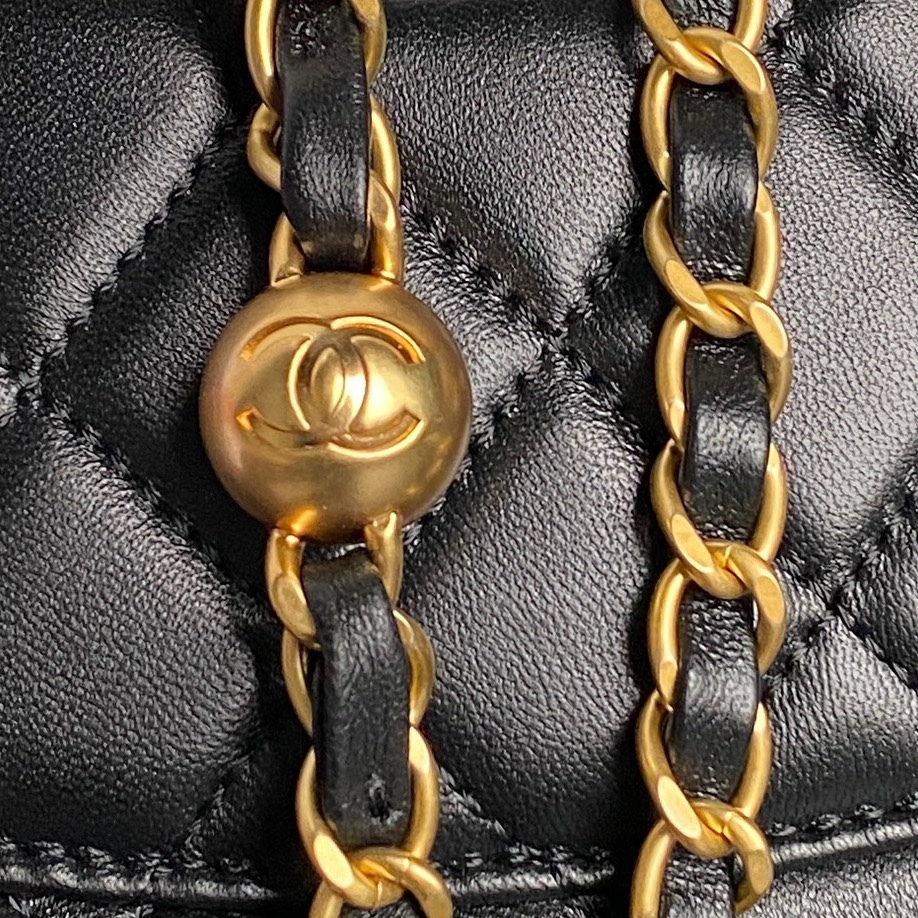 Chane1 24B Autumn/Winter AS4947 Pearls are full of ambience, lambskin and gold metal.