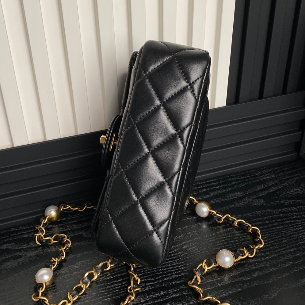 Chane1 24B Autumn/Winter AS4947 Pearls are full of ambience, lambskin and gold metal.