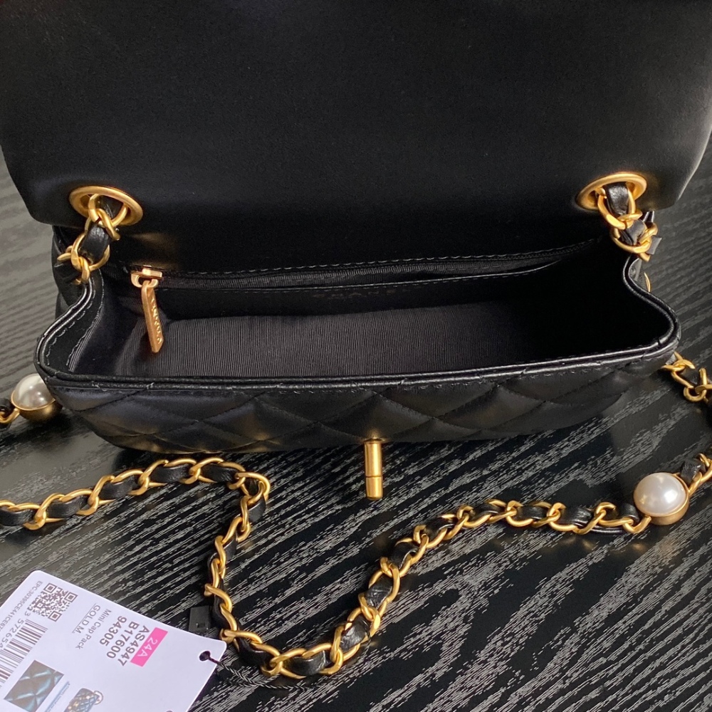 Chane1 24B Autumn/Winter AS4947 Pearls are full of ambience, lambskin and gold metal.