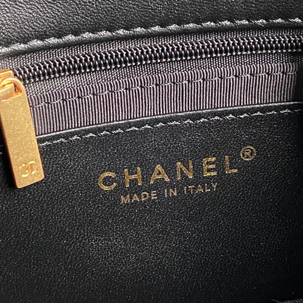 Chane1 24B Autumn/Winter AS4947 Pearls are full of ambience, lambskin and gold metal.