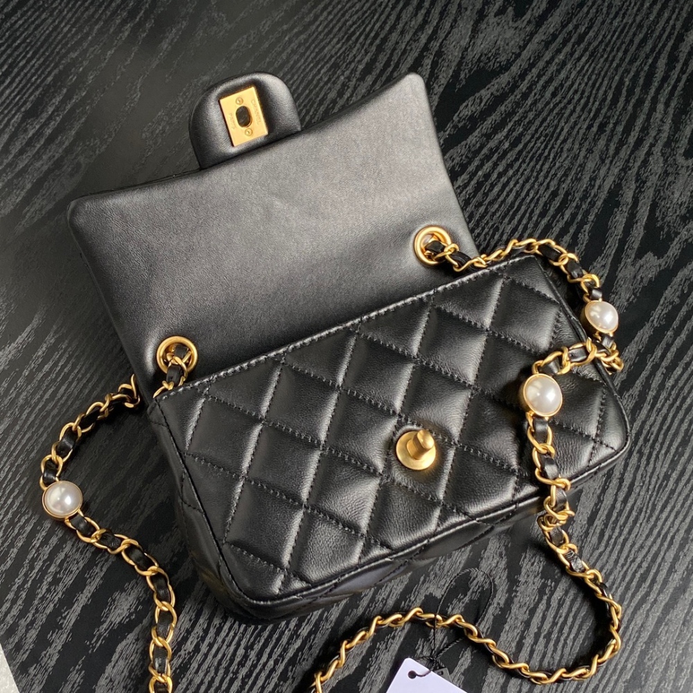 Chane1 24B Autumn/Winter AS4947 Pearls are full of ambience, lambskin and gold metal.