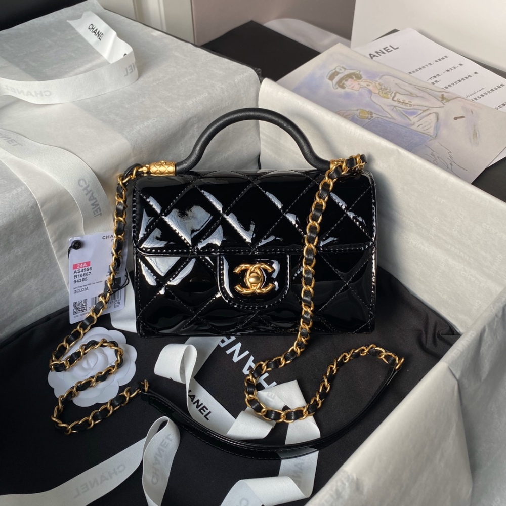 The AS4956 bag from the 24A Haute Couture collection is designed