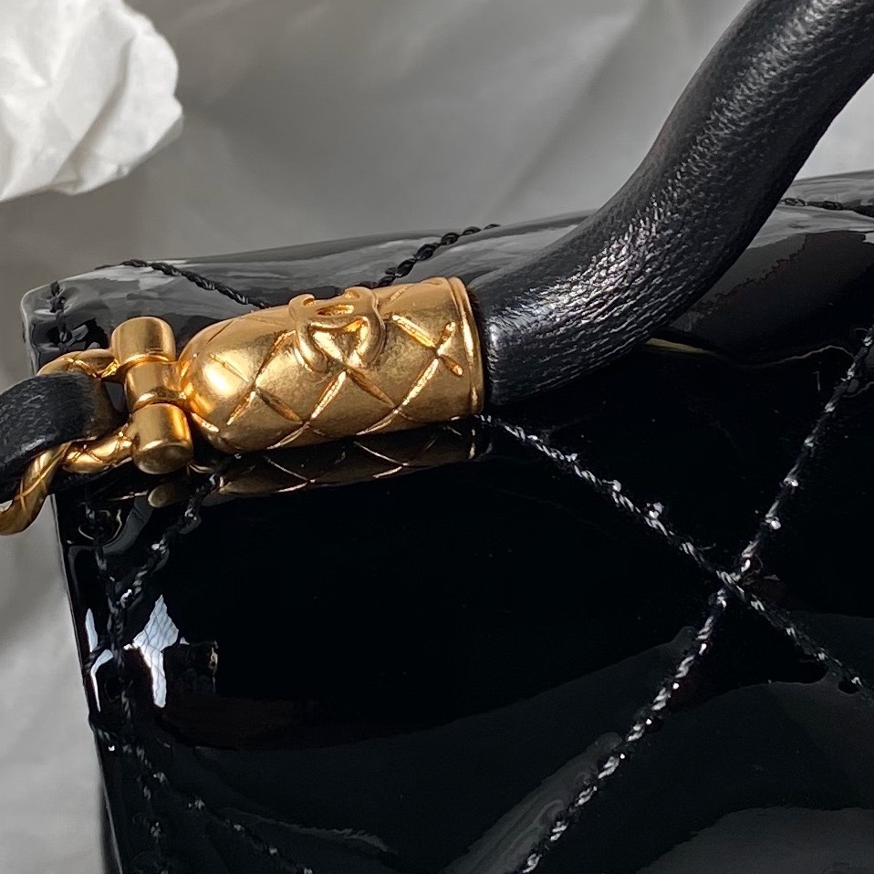 The AS4956 bag from the 24A Haute Couture collection is designed