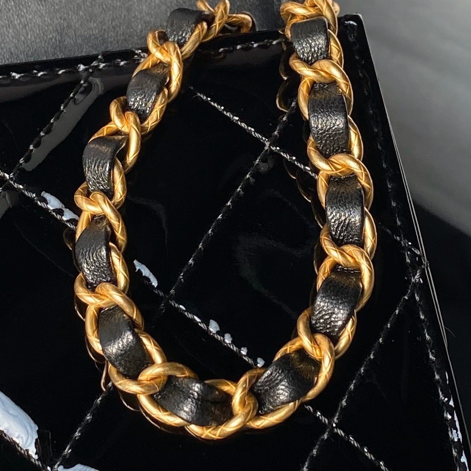 The AS4956 bag from the 24A Haute Couture collection is designed