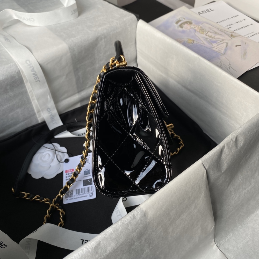 The AS4956 bag from the 24A Haute Couture collection is designed