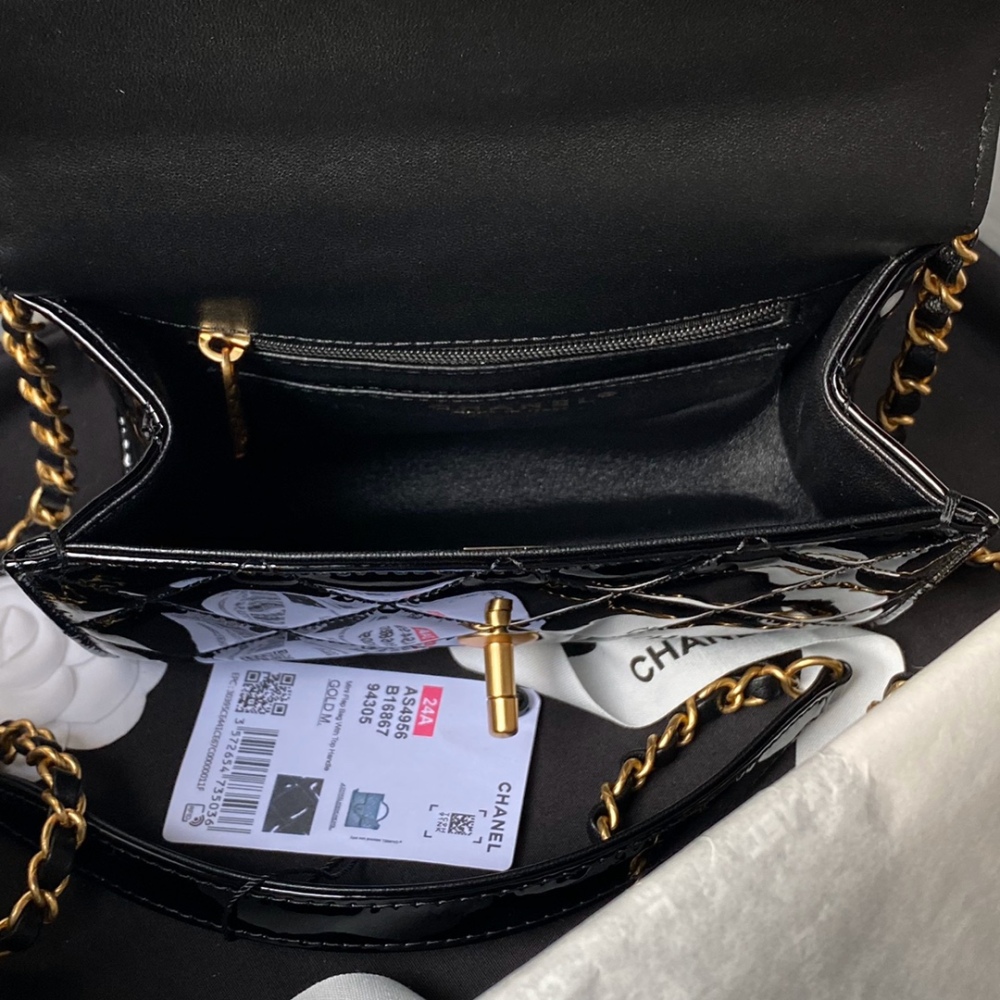 The AS4956 bag from the 24A Haute Couture collection is designed