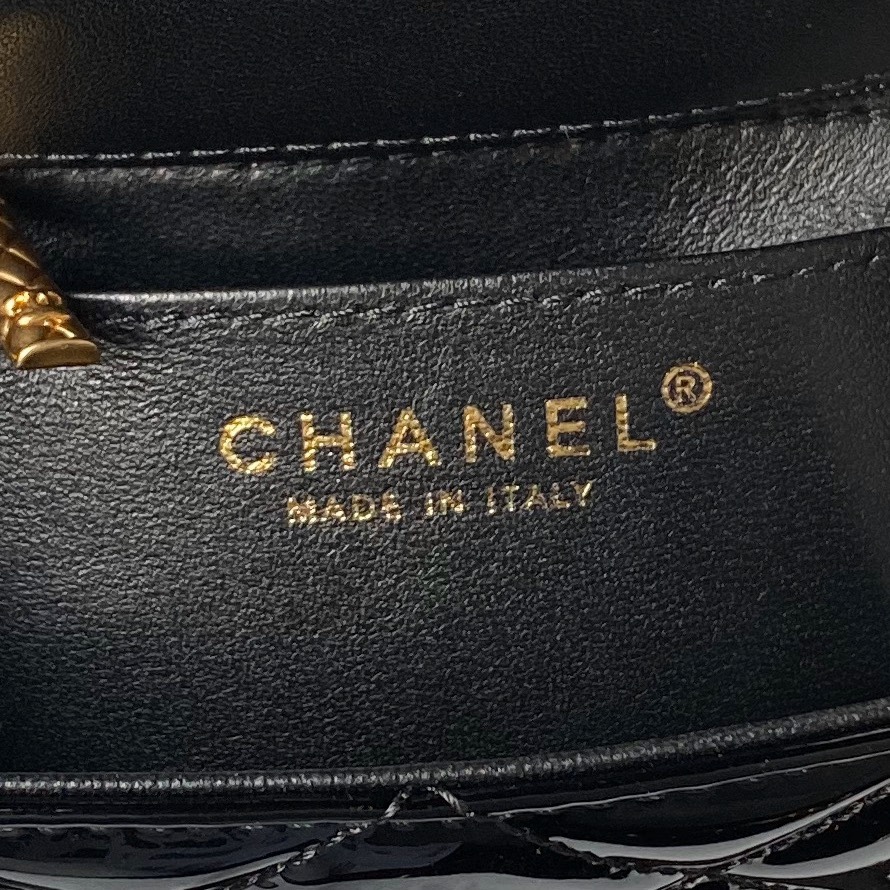The AS4956 bag from the 24A Haute Couture collection is designed