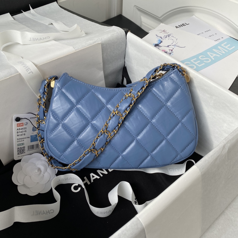 In stock 23khobo underarm bag is so cool! AS4422 classic 19 buckle to add!