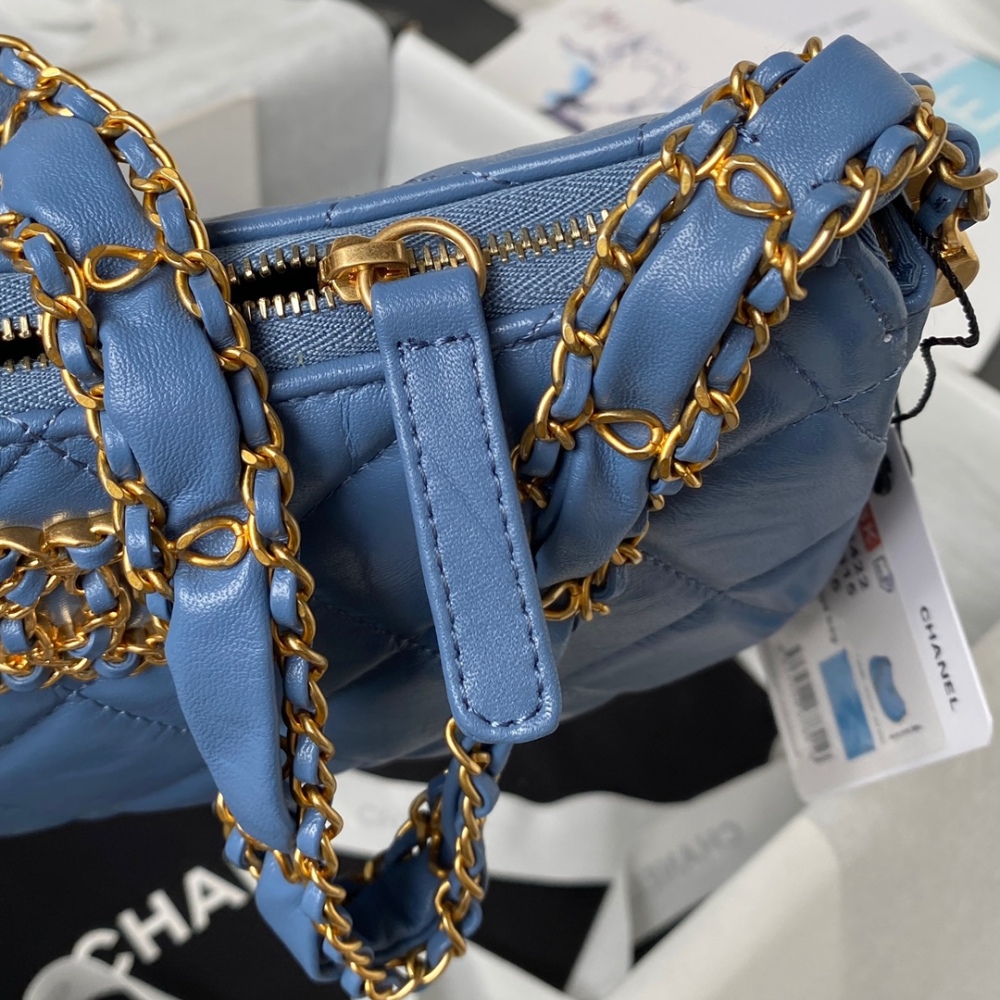In stock 23khobo underarm bag is so cool! AS4422 classic 19 buckle to add!