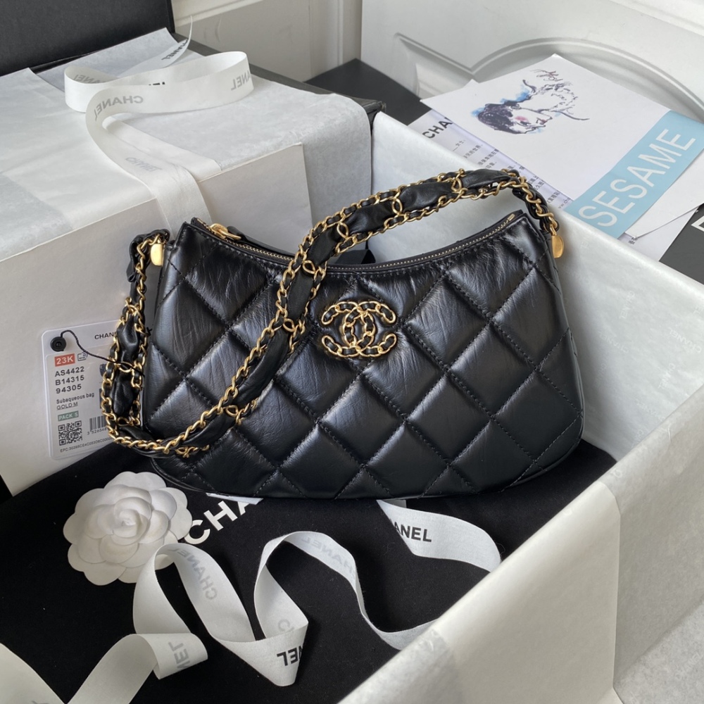 In stock 23khobo underarm bag is so cool! AS4422 classic 19 buckle to add!